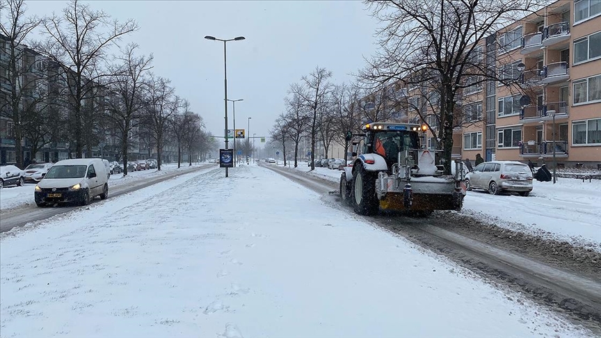 Hollanda’da kar fırtınası nedeniyle kırmızı alarm verildi