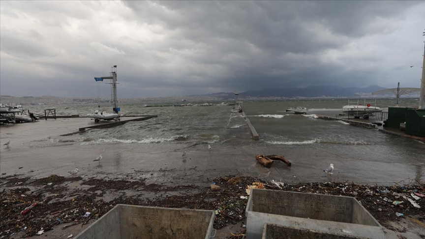 Izmir De Etkili Olan Ruzgar Ve Firtina Nedeniyle Deniz Tasti