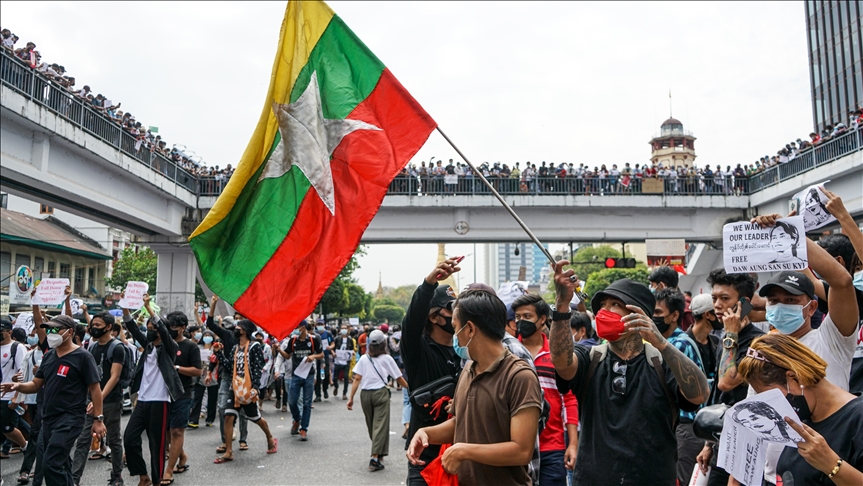Полиция Мьянмы применила водометы для разгона протестующих