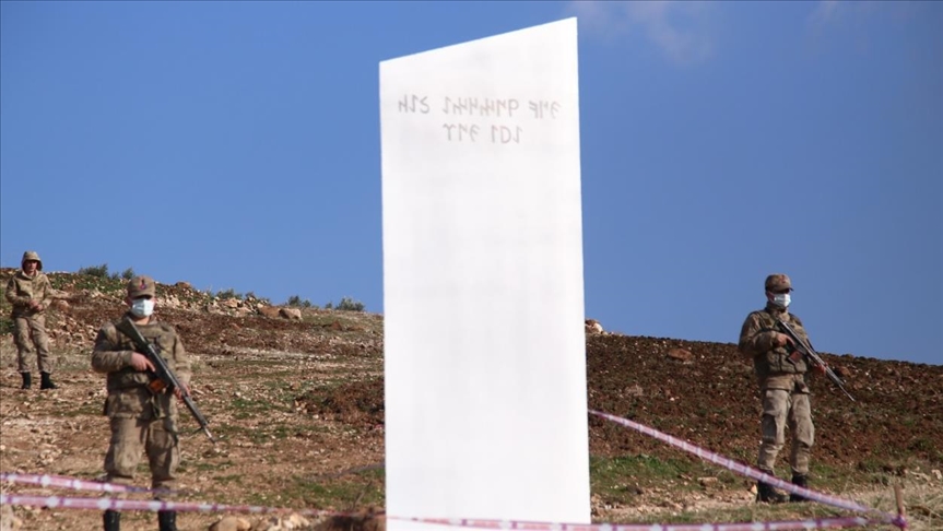 Aparece misterioso monolito en la región de Gobeklitepe en Turquía