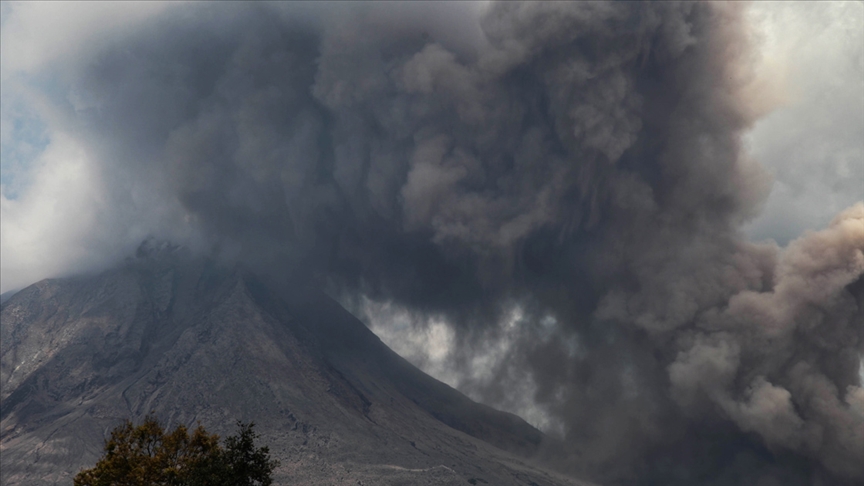 Endonezya'da Sinabung Yanardağı'nda patlama