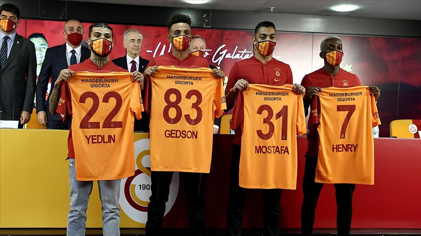 Galatasaray Da Yeni Transferler Icin Imza Toreni Yapildi