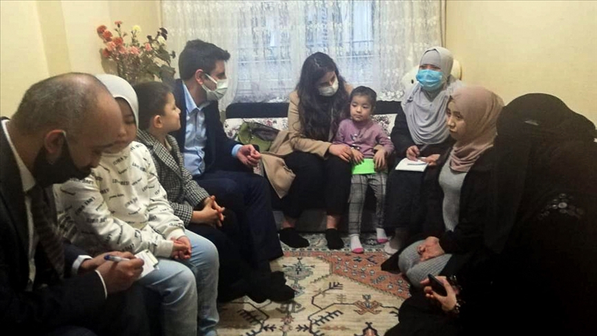 Uygur Türkü küçük kıza İstanbul İl Göç İdaresi ve Zeytinburnu Kaymakamlığından destek
