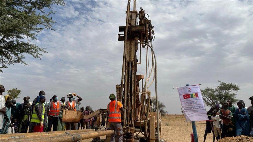 Turkish Red Crescent building water well in Senegal
