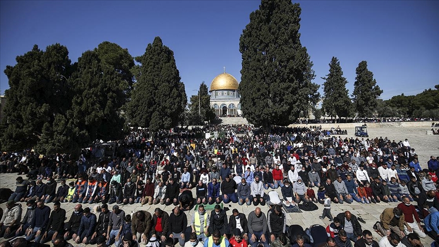 Filistinliler koronavirüs karantinasından sonraki ilk cumada Mescid-i Aksa’ya akın etti