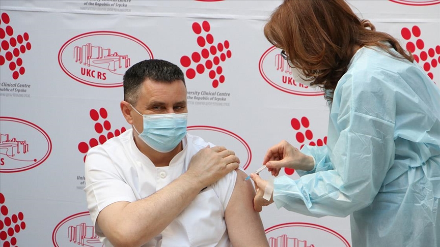 Prvu vakcinu protiv koronavirusa u BiH primio direktor UKC-a RS-a 