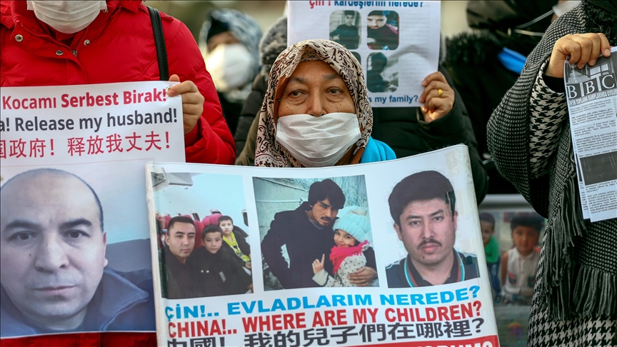 Masyarakat Uighur gelar protes di depan konsulat China di Istanbul