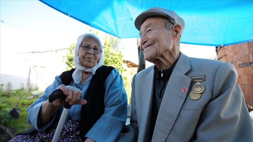 Aydınlı çift 65 yıllık evliliklerini 'büyük bir sevgi' ile sürdürüyor