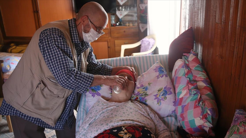 Yarım asır aynı yastığa baş koyduğu felçli eşine 6 yıldır bebek gibi bakıyor