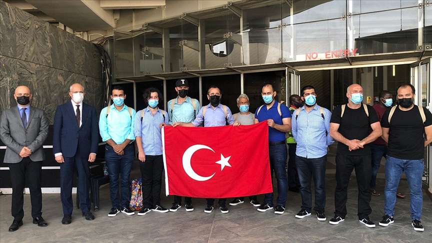 Nijerya'da serbest bırakılan Türk gemicilerin tamamı Türkiye'nin Abuja Büyükelçiliğine ulaştı