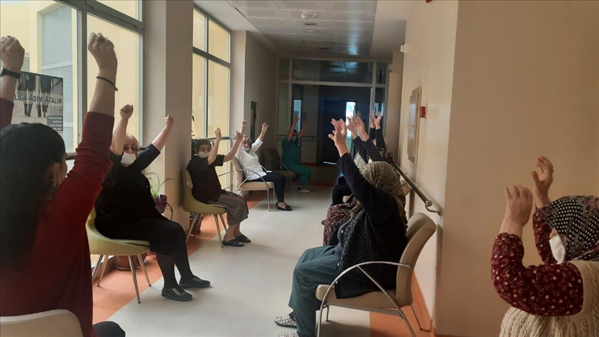 Huzurevi sakinleri Kovid-19 sürecinde vakitlerini sosyal, kültürel ve sportif etkinliklerle geçiriyor