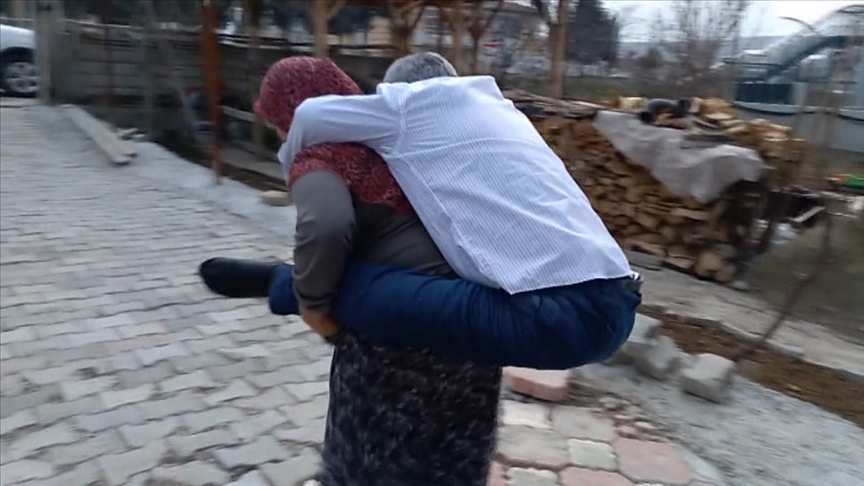 Hayatını 26 yıldır yatağa bağımlı sürdüren 35 yıllık eşine şefkatle bakıyor