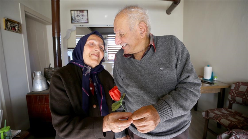 Evliliklerinde yarım asrı geçiren çiftler birbirlerine duydukları sevgi, saygı ve aşklarıyla örnek oluyor