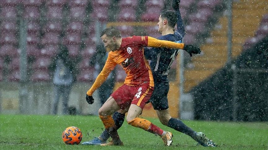 Galatasaray topple Kasimpasa 2-1 amid heavy snowfall