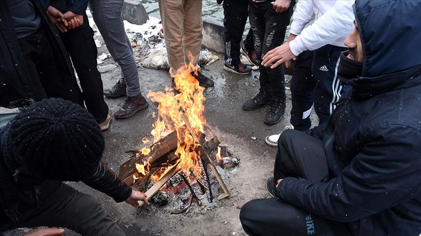 Francë, emigrantët në çadrat e improvizuara djegin rrobat e tyre për t’u ngrohur