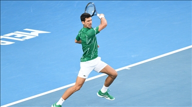 Djokovic avanzó a los cuartos de final del Abierto de Australia pese a los dolores abdominales