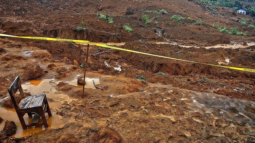 Оползень накрыл село в Индонезии, 2 погибших