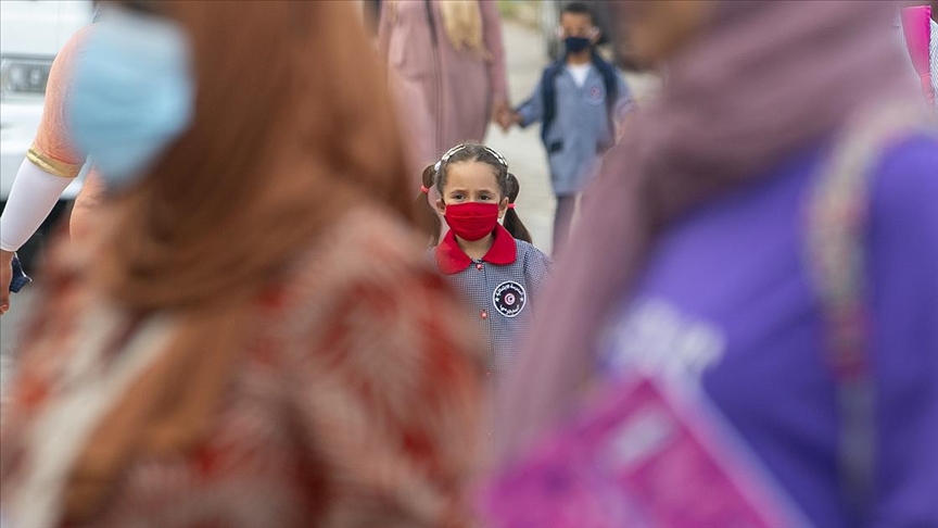 İran'da 4 milyon öğrenci internet, tablet ve akıllı telefonu olmadığı için uzaktan eğitimden yararlanamıyor