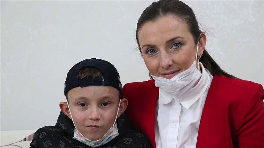 Küçük bedeniyle kanserle mücadele eden Uras'ın en büyük destekçisi annesi