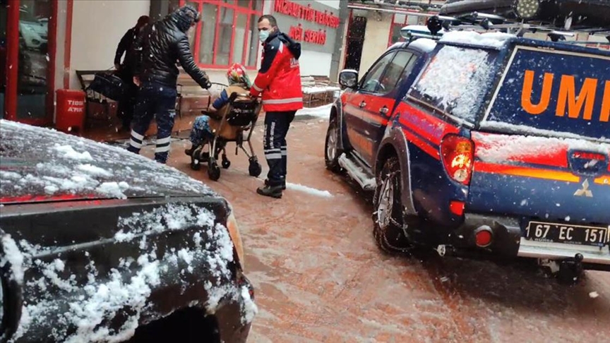 Zonguldak'ta ekipler yolu kardan kapanan köydeki hamile kadın için seferber oldu