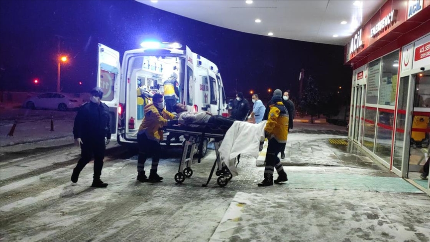 Konya'da yolcu otobüsünün otomobile çarpması sonucu 5 kişi öldü