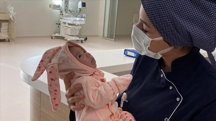 afgan annesinin hastanede terk ettigi minik aycelen e doktor ve hemsireler sahip cikti