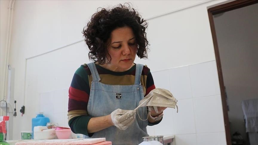 Turkish artist makes porcelain masks amid COVID-19
