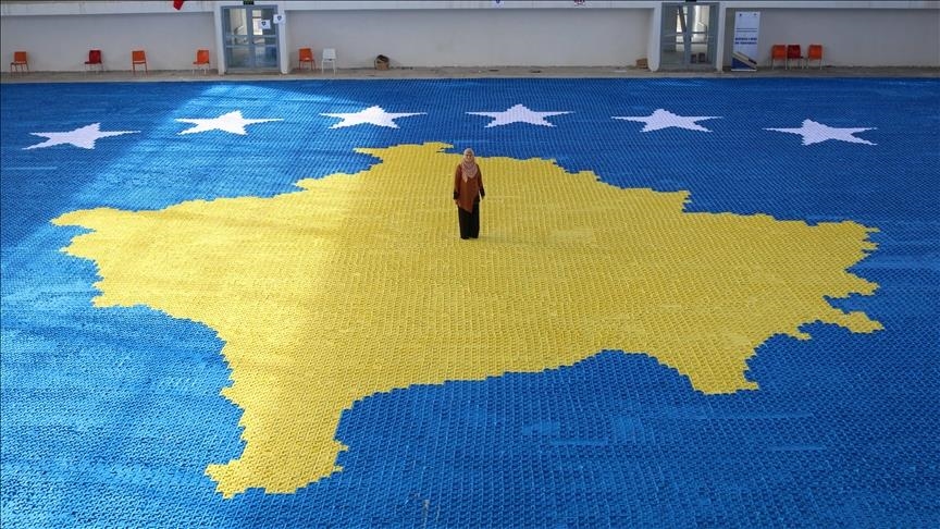 Наставничка од Косово сака да влезе во Гинисовата книга со најголемото знаме од оригами