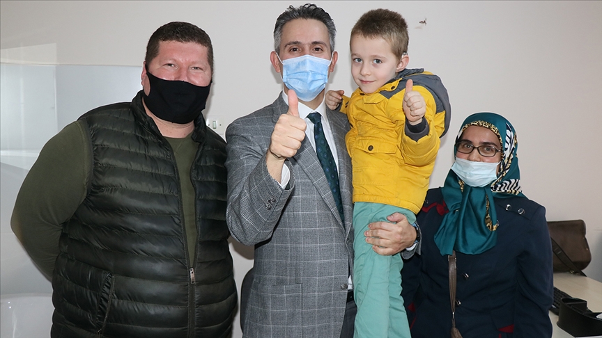 Minik Recep Talha ve ailesinin hayatı biyonik kulakla değişti