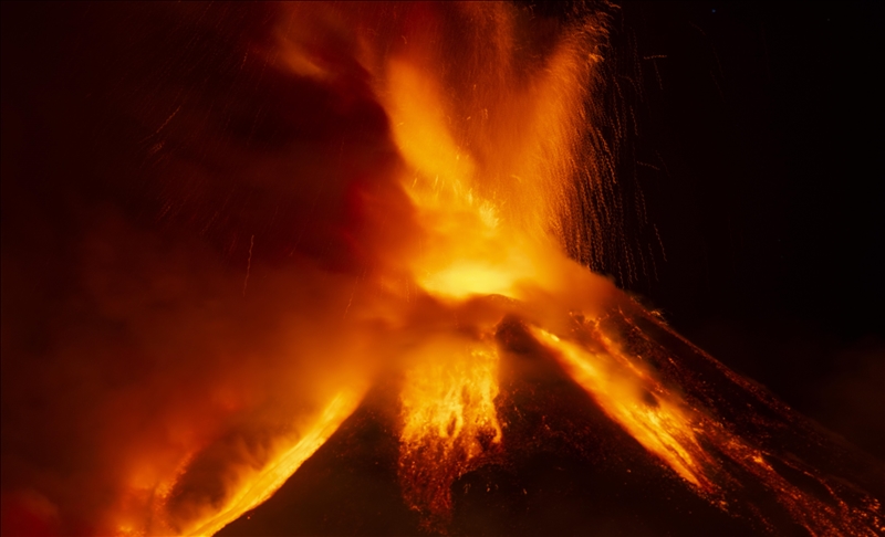 Etna nastavila izbacivati lavu i pepeo
