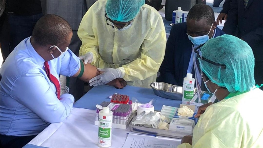 Zimbabwe begins COVID-19 vaccination with Chinese jabs