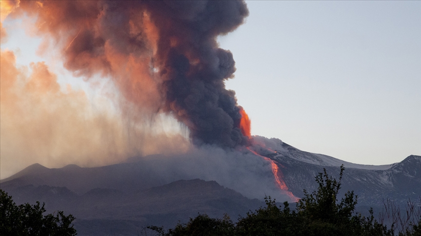 İtalya'daki Etna Yanardağı bir kez daha faaliyete geçti