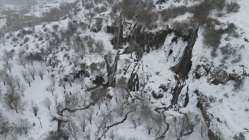 Erzincan'da çevresi karla kaplanan Girlevik Şelalesi manzarasıyla fotoğraf tutkunlarını cezbediyor