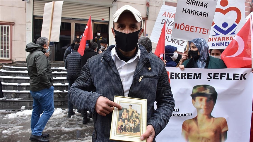 Siirt'ten 8 yaşındayken dağa kaçırılan ağabeyi için evlat nöbetine katıldı