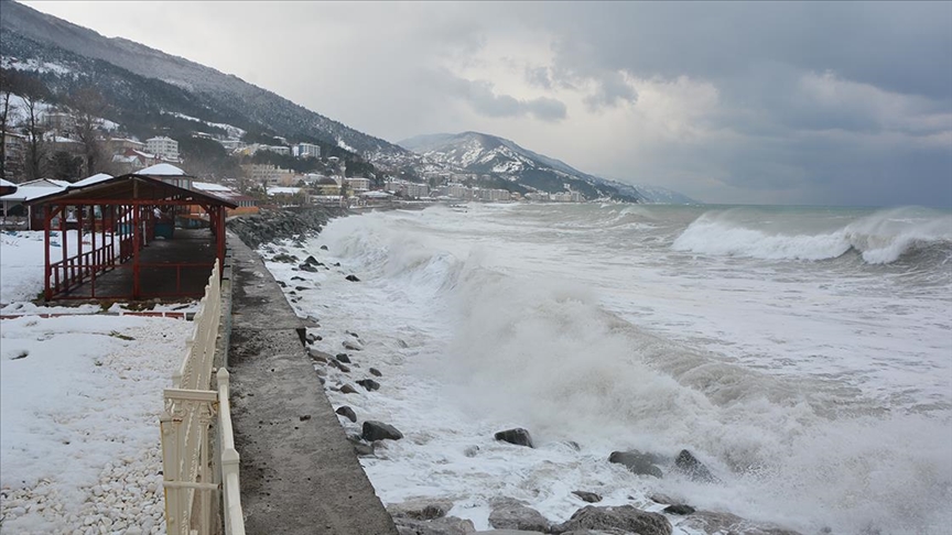 Kastamonu'da etkili olan fırtına nedeniyle Karadeniz'de 4 metre yüksekliğinde dalgalar oluştu