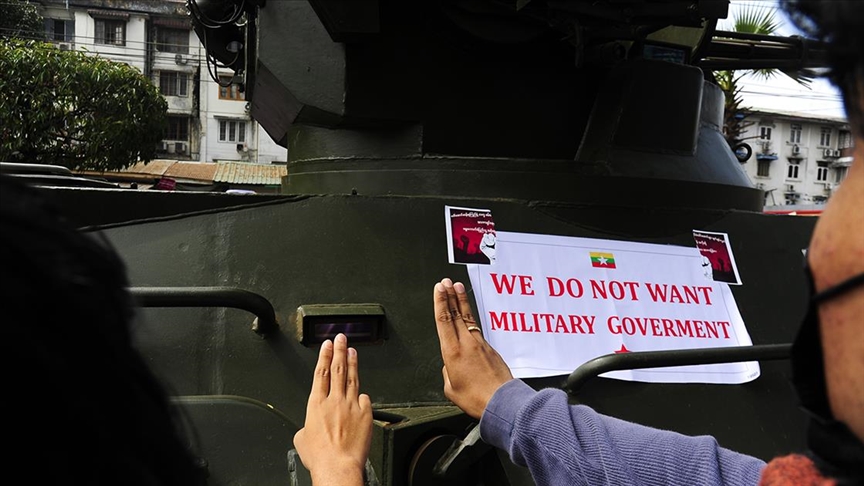 Myanmar'da protestocular İngiltere ve Kanada'nın cuntaya yaptırım kararına destek verdi