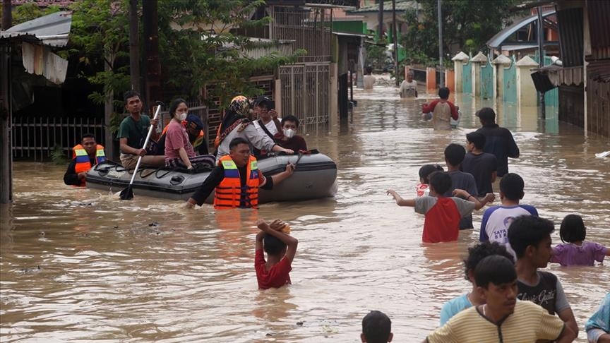 В Джакарте из-за дождей 1380 человек покинули свои дома