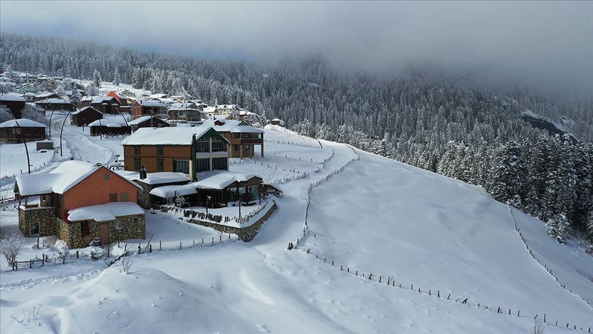 Beyaz örtüyle kaplanan Karadeniz yaylaları ziyaretçilerine adeta nefes oluyor