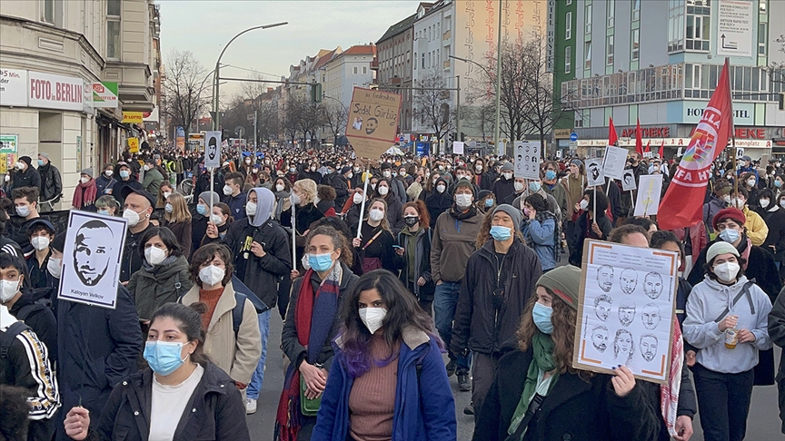 Almanya'da ırkçı terör saldırısında hayatını kaybedenlerin anıldığı yürüyüşe binlerce kişi katıldı