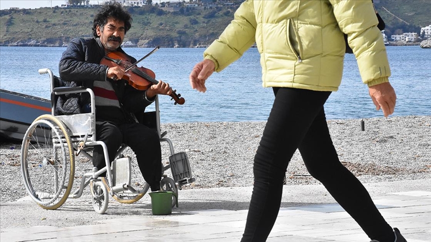 Engelli müzisyen Bodrum sokaklarına renk katıyor