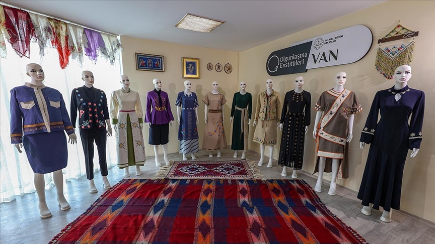 تركيا.. صناعة ملابس نسائية تحاكي حقبة "أورارتو"