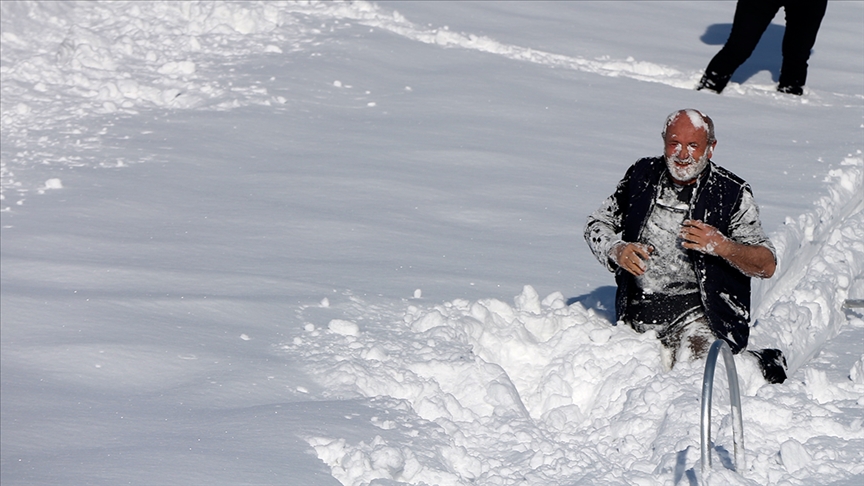 في قرية تركية.. التزلج على الثلج متعة الشيوخ والأطفال