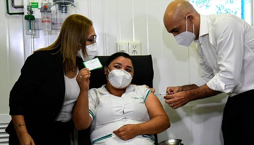 La enfermera Mirian Arrúa es la primera persona en Paraguay que recibe la vacuna Sputnik V contra la COVID-19