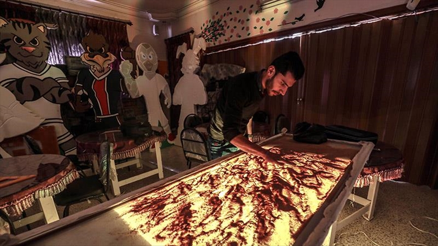 Sand art portrays suffering of Syrian refugees