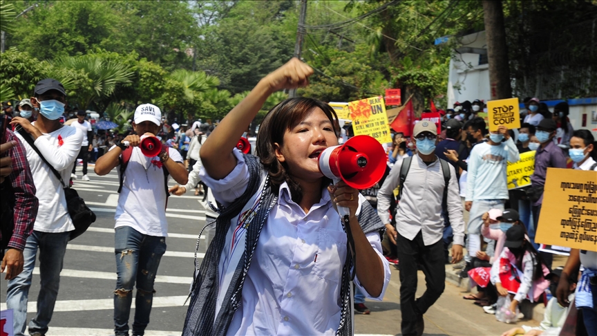 Una multitud de manifestantes desafía a la junta militar de Myanmar
