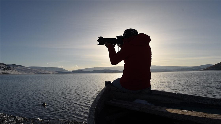 Beyaza bürünen zirvedeki Aygır Gölü fotoğraf tutkunlarını ağırlıyor