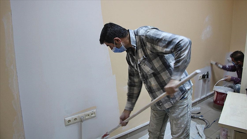 Diyarbakırlı iki usta sağlık çalışanlarına destek için Karlıova Devlet Hastanesini ücretsiz boyadı 