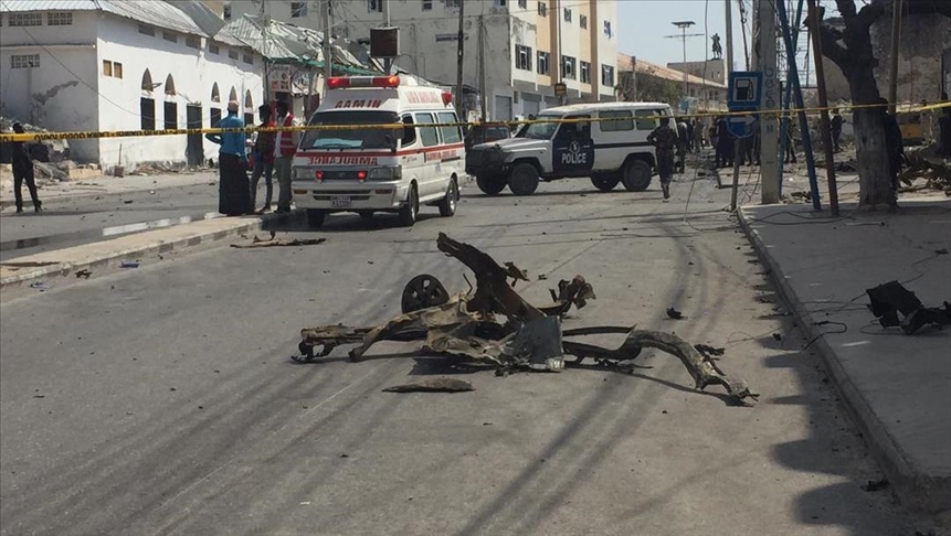 Suicide bomber strikes near Somali mall, police station