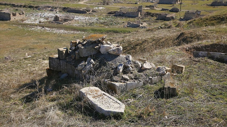 Dağlık Karabağ'da Ermeni güçlerin vahşetinin tanığı yıkılan mezarlıklar