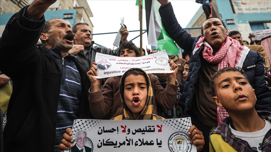 غزة...لاجئون فلسطينيون يتظاهرون ضد تقليصات مساعدات "أونروا"